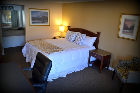 king size bed, The Wayne Inn, hotels honesdale pa